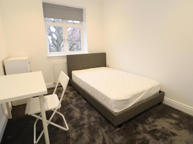 Room for rent in Bush Hill Park, Greater London