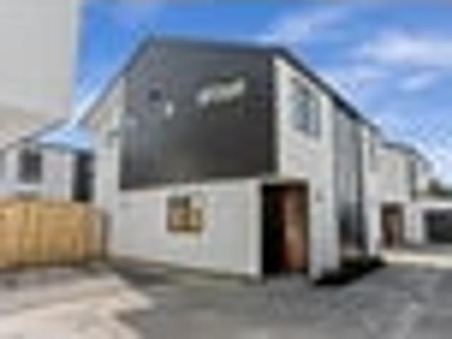Townhouse for sale in Addington, Canterbury