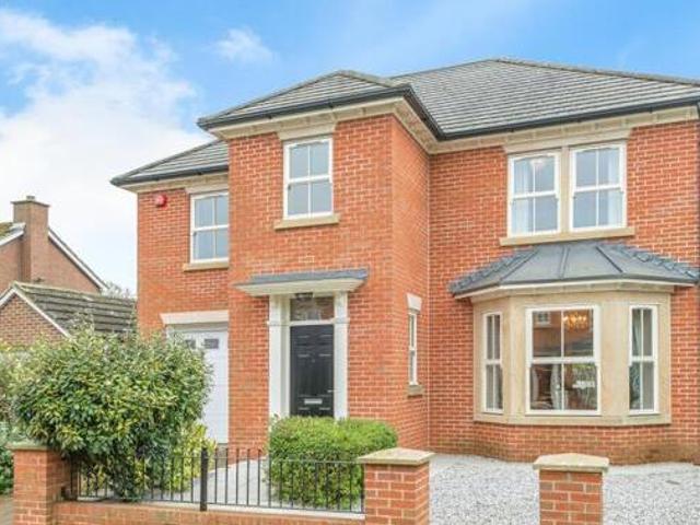 House for sale in Wrenthorpe, West Yorkshire