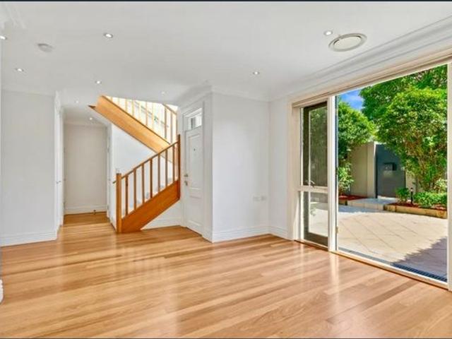 Townhouse for rent in Lower North Shore, Sydney