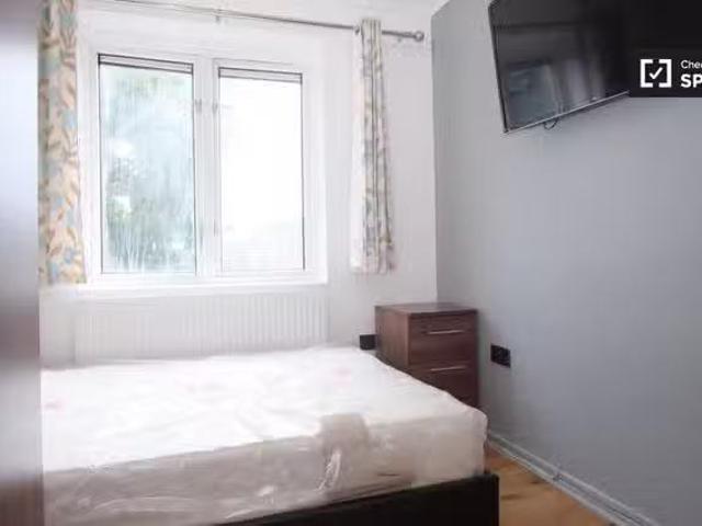House for rent in Southfields, Greater London