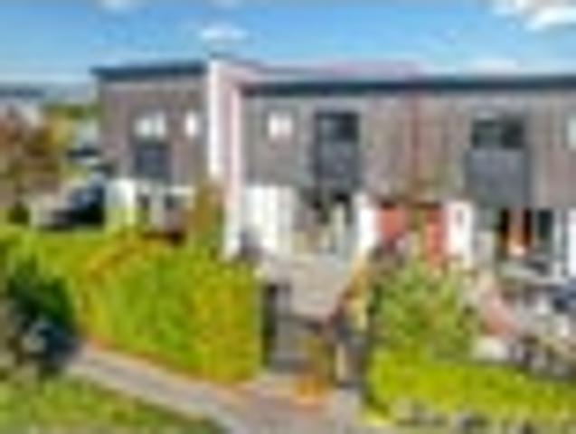 Townhouse for sale in Chaslands, Canterbury