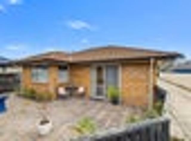 Apartment for sale in Chaslands, Canterbury