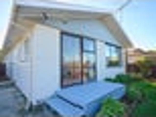 Townhouse for sale in Chaslands, Canterbury