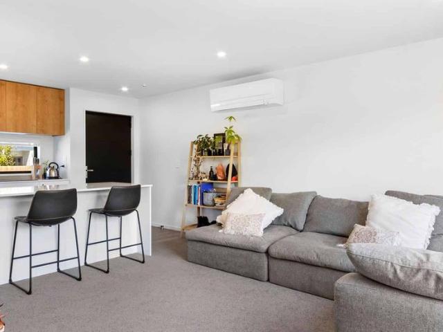 Townhouse for rent in Chaslands, Canterbury