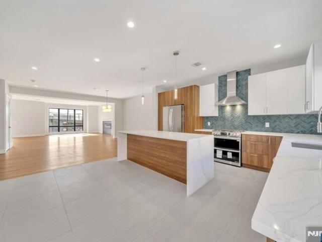 House for sale in Palisades Park