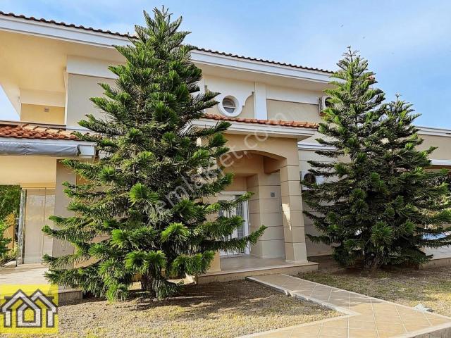 Çeşme, Altınyunus Mahallesi içerisinde satılık Villa