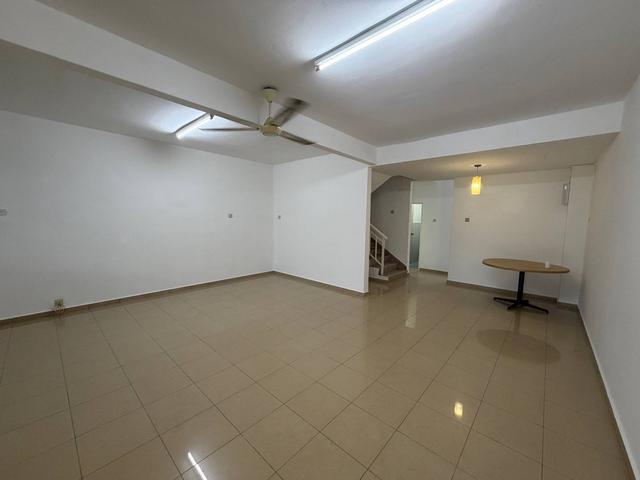 Terraced House for sale in Malaka