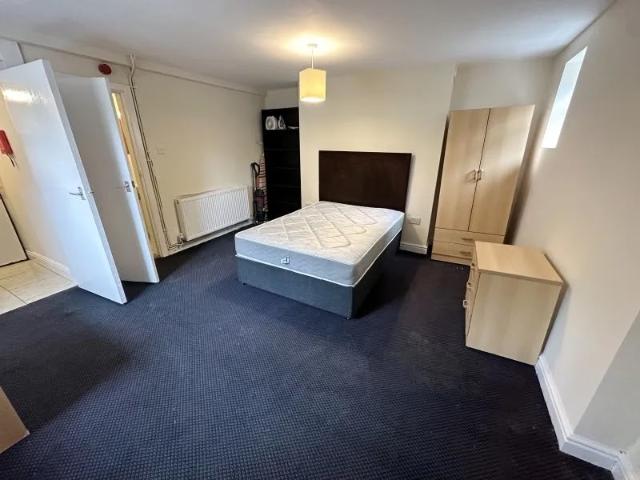 Studio for rent in Kensington, Calderstones