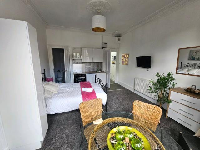 Studio for rent in Shawmoss, Glasgow