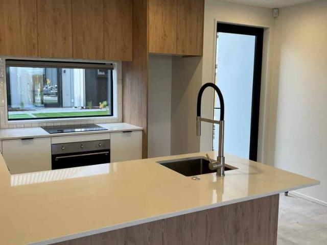 Townhouse for rent in Addington, Canterbury