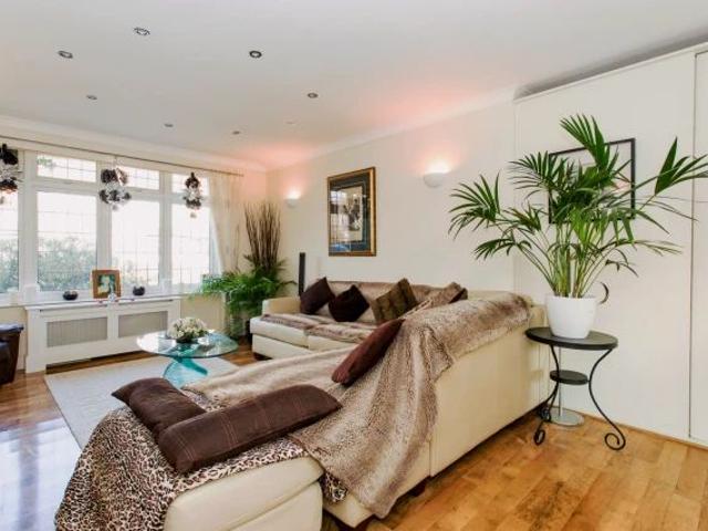 Apartment for rent in Clayhall, Greater London