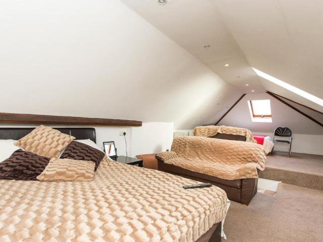 Room for rent in Clayhall, Greater London
