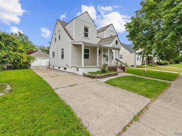 House for sale in Center Line
