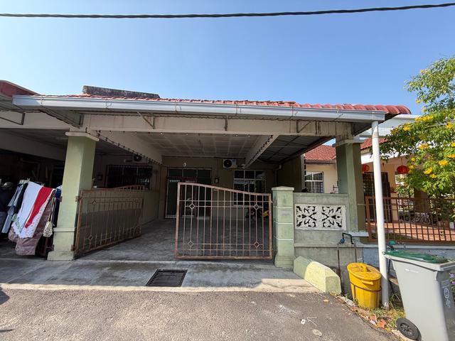 Terraced House for sale in Malaka
