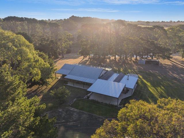 Cottage for sale in Coojar, Victoria