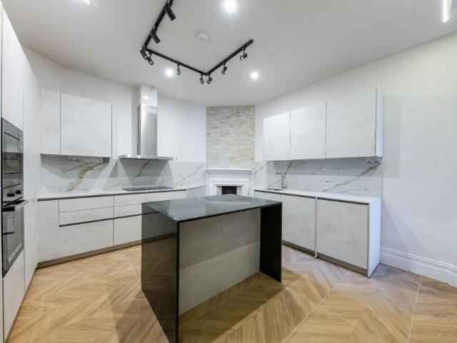 Apartment for rent in Kensington Green, Greater London