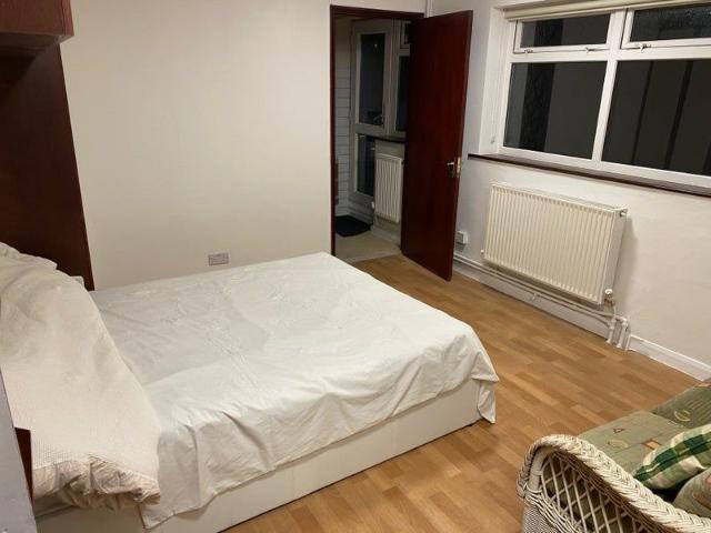 Studio for rent in Slough