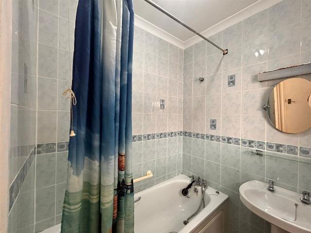Apartment for rent in Colnbrook with Poyle, Slough