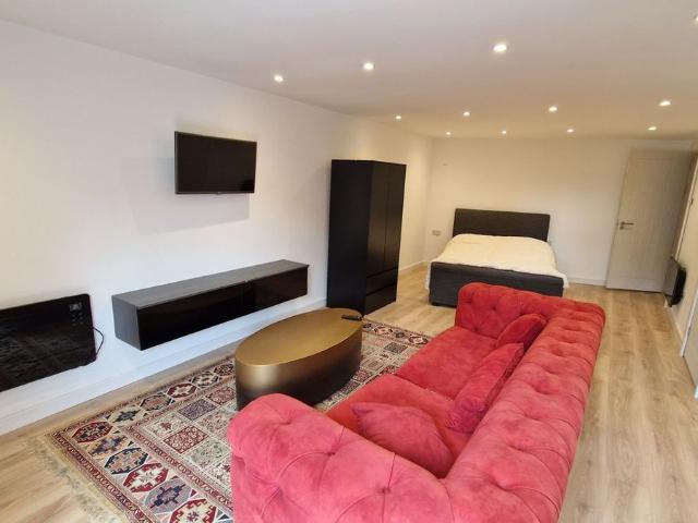 Apartment for rent in Lampton, Greater London