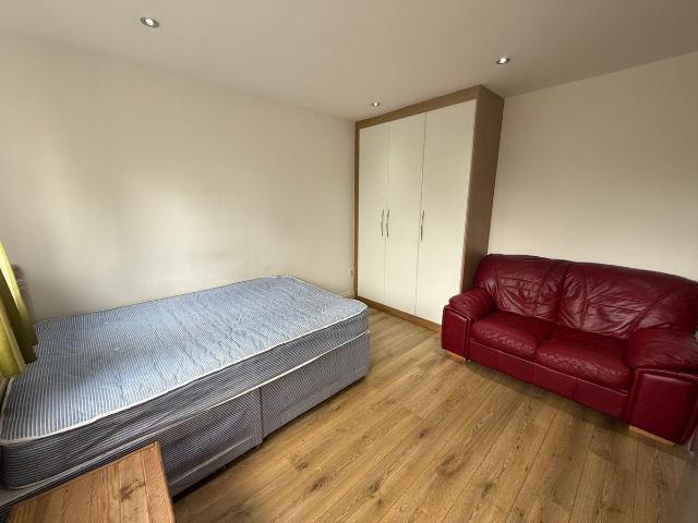 Room for rent in London Borough of Hounslow, Heston
