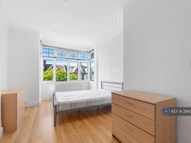 Apartment for rent in Colney Hatch, Greater London