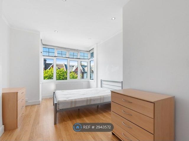 Apartment for rent in Colney Hatch, Greater London
