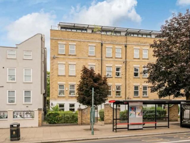 Apartment for rent in Furzedown, Greater London