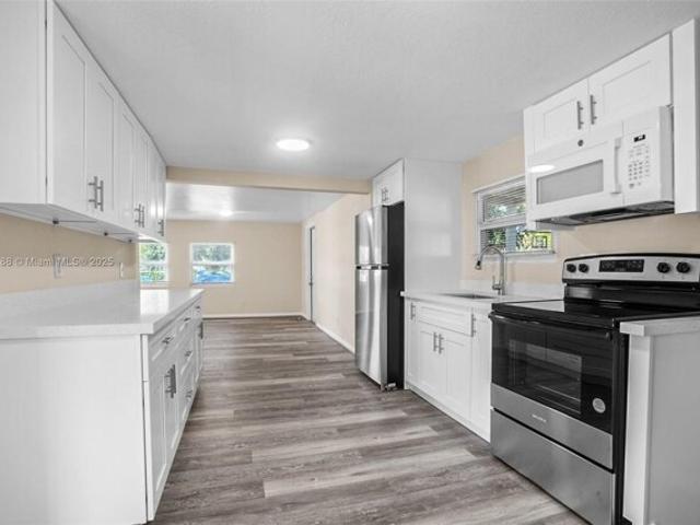 House for sale in Dania