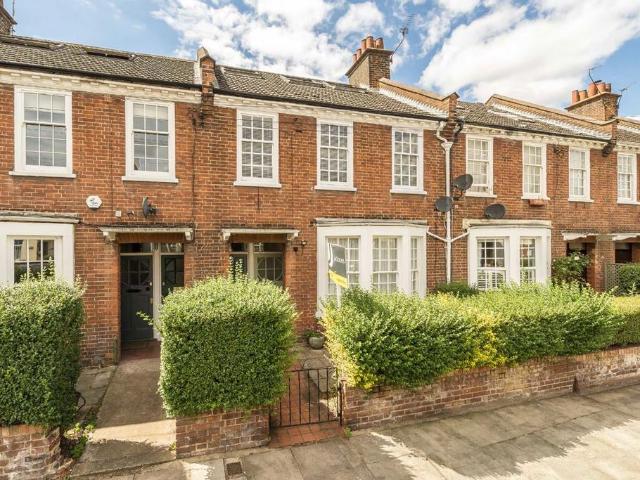 Apartment for rent in Summerstown, Greater London