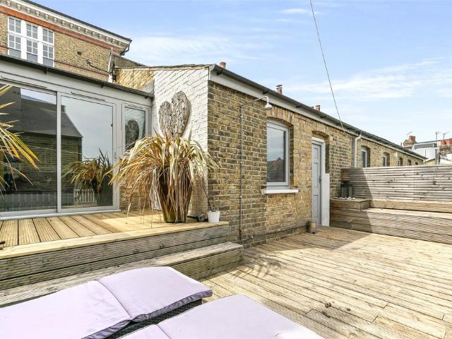 House for rent in Earlsfield, Greater London