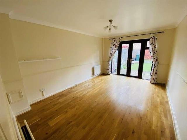 Townhouse for rent in Colindale, Greater London