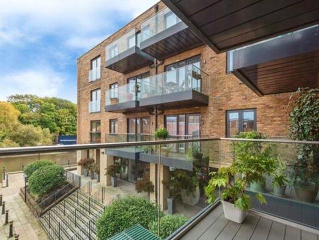 House for sale in Isleworth, Greater London