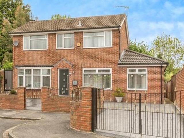 House for sale in Scholes, West Yorkshire
