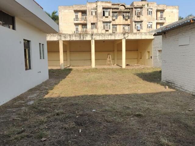 Commercial for rent in Hariana
