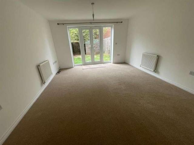 Townhouse for rent in Cippenham, Slough
