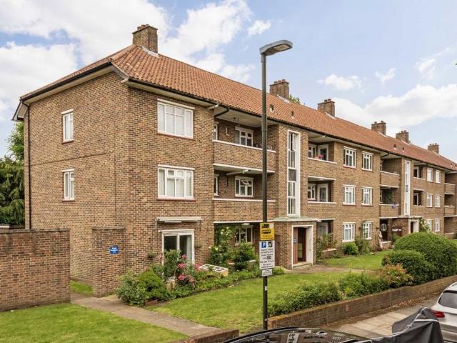 Apartment for rent in London Borough of Merton, Raynes Park