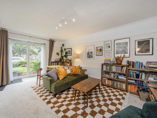 Apartment for rent in London Borough of Merton, Raynes Park