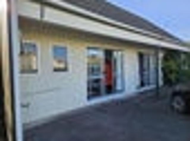 Apartment for rent in Chaslands, Canterbury