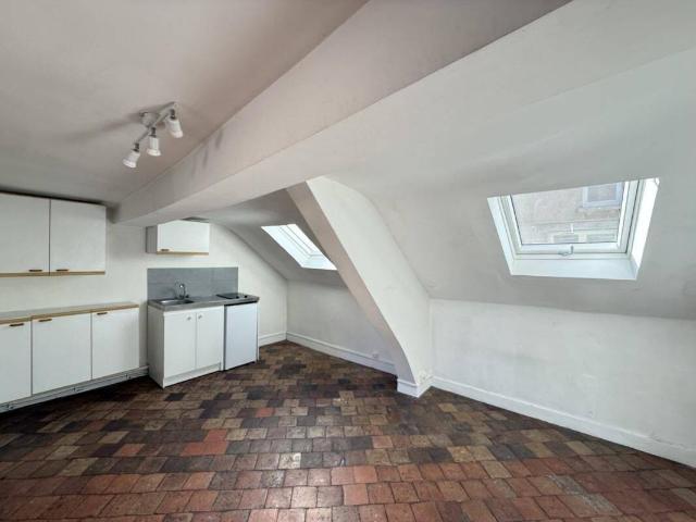Studio location à Parking Place du Martroi, Orléans