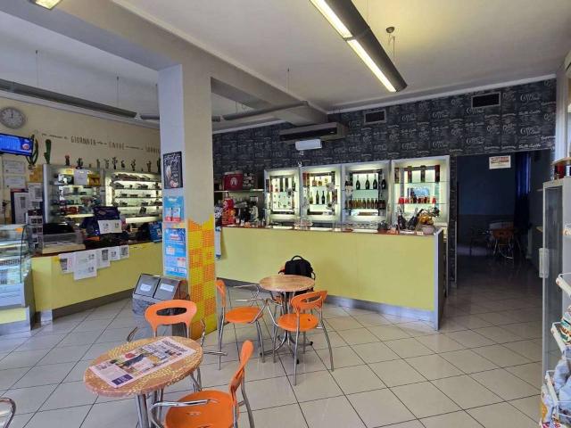 Locale Commerciale in vendita a Corciano, Umbria