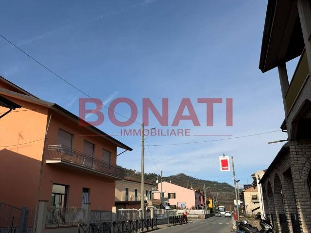 Locale Commerciale in vendita a Follo, Liguria