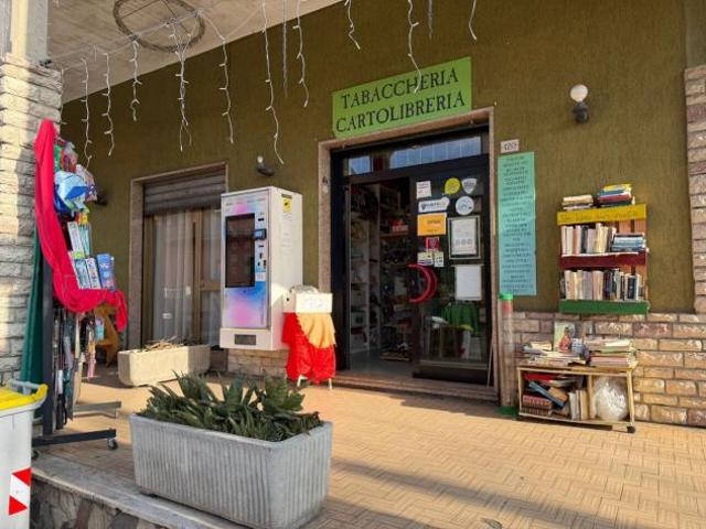Locale Commerciale in vendita a Follo, Liguria
