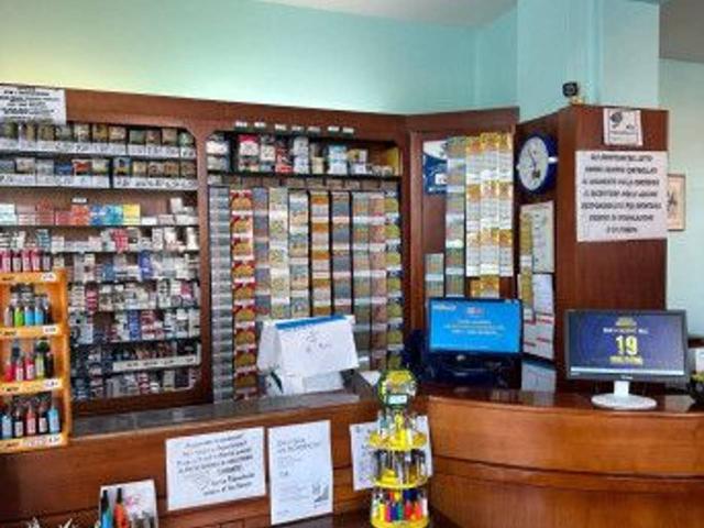Locale Commerciale in vendita a Unione di Comuni della Romagna Forlivese, Quattro