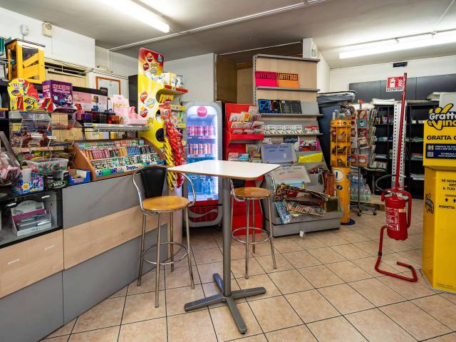 Locale Commerciale in vendita a Frosinone, Lazio