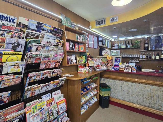 Locale Commerciale in vendita a Magione, Umbria