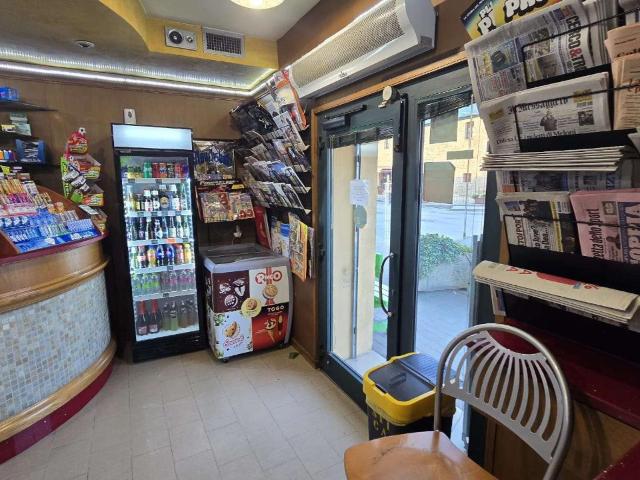 Locale Commerciale in vendita a Magione, Umbria