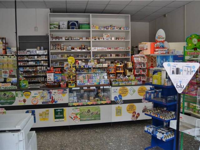Locale Commerciale in vendita a Due Torri, Rometta