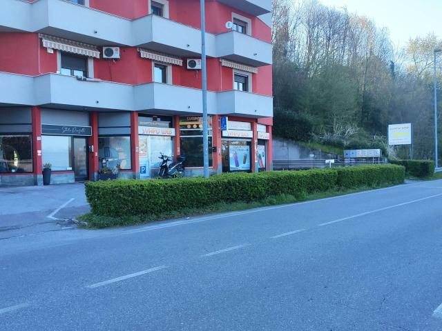 Locale Commerciale in vendita a Senna Comasco, Lombardia