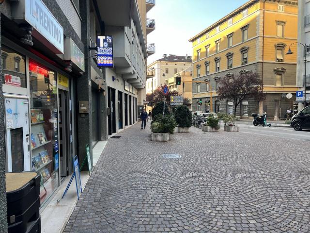 Locale Commerciale in vendita a Territorio Val d'Adige, Trento